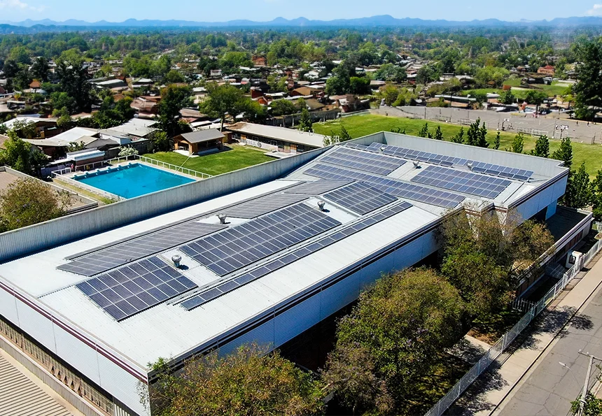 1.Paneles solares en techos: Maximiza el espacio y minimiza costos